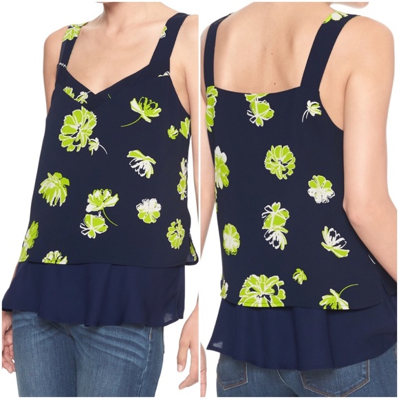 Banana Republic Print Layered Top 5 ⭐️ - Picture 2 of 4